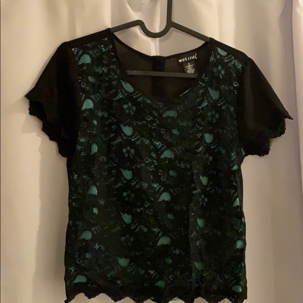 NWOT WET SEAL TOP W/BLACK & BLUE TEAL LACE PATTERNED FRONT & MESH BUTTON-UP BACK